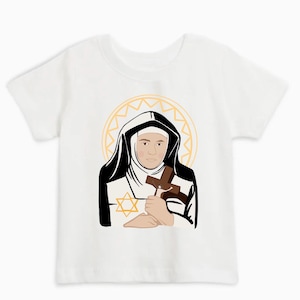 Puede incluir: Camiseta blanca con una ilustración en blanco y negro de una mujer con hábito de monja y sosteniendo una cruz. La mujer está rodeada de una estrella amarilla.