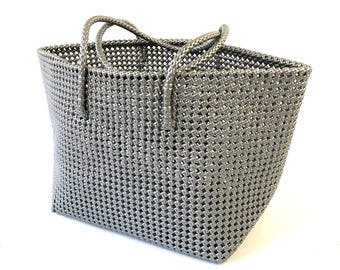 Cesta tejida hecha de plástico reciclado - GRIS PLATA