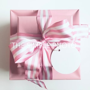 Gift Tag Mockup, Photo of Gift Tag, Blank Gift Tag, Mockup of Gift, Round Gift Tag, Pink Gift , Gift Wrapped Box, Styled Stock Photo,JPEG
