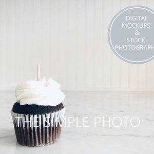 カップケーキ トッパー モックアップ、カップケーキ モックアップ、カップケーキの写真、スタイル付きストック写真、カップケーキのストック写真、スタイル付きカップケーキ、空白のカップケーキ トッパー