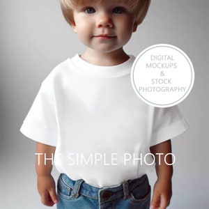 Mockup jongens T-shirt peuter, blanco wit kinder-T-shirt, mock-up wit T-shirt, achtergrond kinder T-shirt, wit T-shirt jongens product Mockup