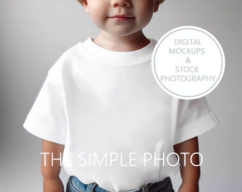 Maqueta de camiseta para niño pequeño, camiseta blanca para niños en blanco, maqueta de camiseta blanca, fondo de camiseta para niños, maqueta de producto de camiseta blanca para niños