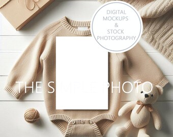 Genderneutraal babyuitnodiging aankondiging model babyshower uitnodigingsmodel, beige babyuitnodiging mockup blanco 5 x 7 witte kaart mockup