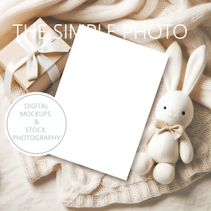 Maqueta de anuncio de nacimiento de bebé neutral de género Maqueta de invitación de baby shower crema Maqueta de invitación de primer cumpleaños Maqueta de tarjeta en blanco 5x7