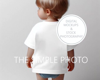 Maqueta de camiseta para niño pequeño, camiseta blanca para niños en blanco, maqueta de camiseta blanca, fondo de camiseta para niños, maqueta de producto de camisa blanca para niños