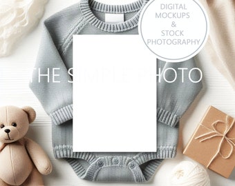 Mockup di annuncio di nascita di un bambino neutro rispetto al genere Mockup di invito per la nascita di un bambino neutro, Mockup di invito per bambino grigio vuoto 5x7 Mockup di carta bianca