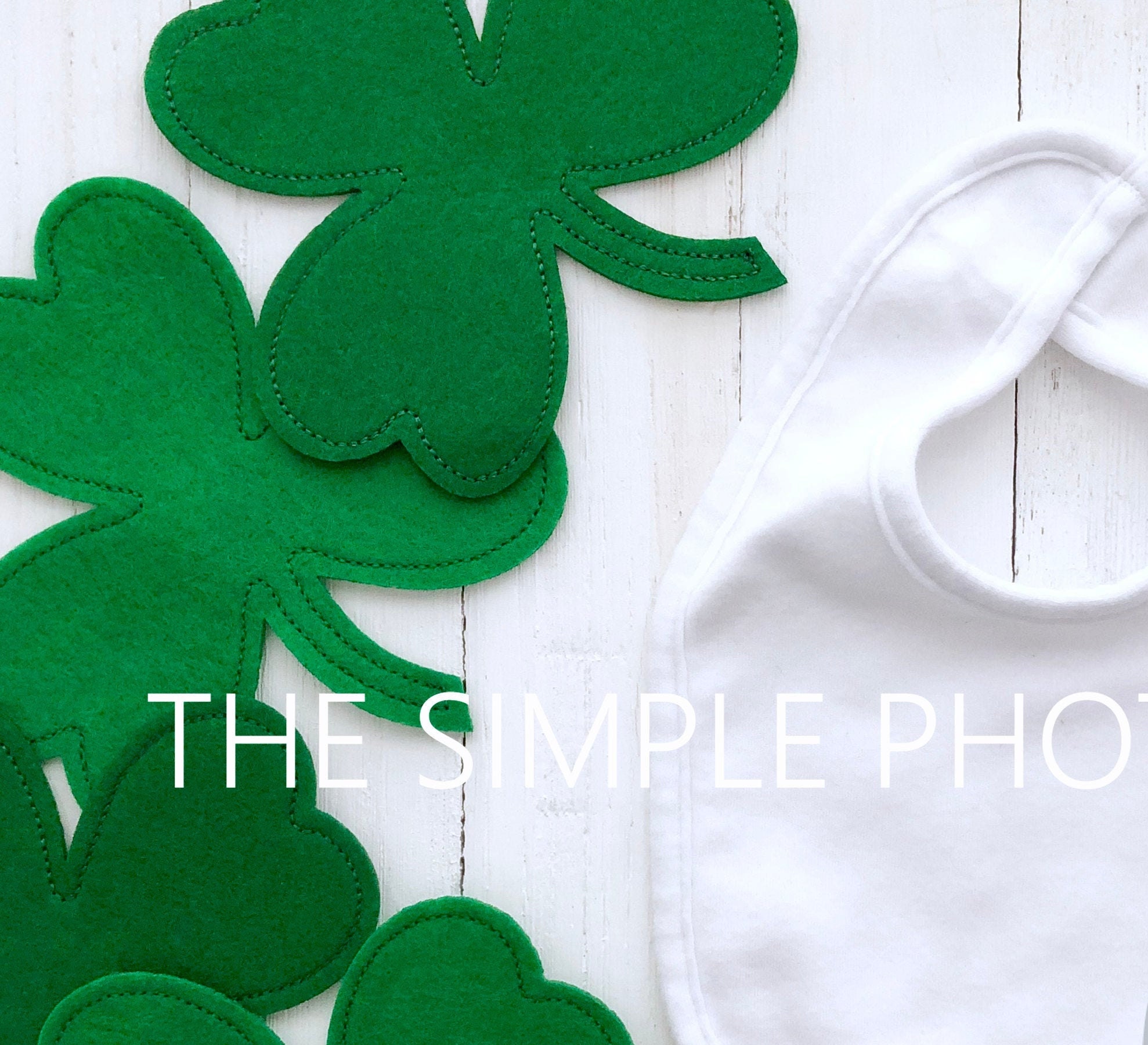 Download St Patricks Day Baby Bib Mockup Foto van Baby Bib Bib ...