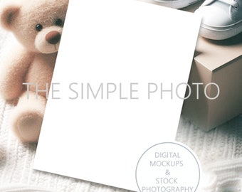 Genderneutraal geboortekaartje babymodel babyshower uitnodigingsmodel eerste verjaardagsuitnodiging mockup blanco 5 x 7 witte kaart mockup