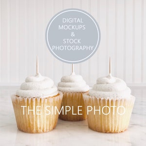 カップケーキ トッパー モックアップ、カップケーキ モックアップ、カップケーキの写真、スタイル付きストック写真、カップケーキのストック写真、スタイル付きカップケーキ、空白のカップケーキ トッパー