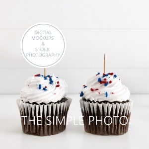 Mockup di topper per cupcake al cioccolato del 4 luglio Mockup di cupcake per il Giorno dell&#39;Indipendenza Foto di cupcakes in stile Mockup di topper per cupcake di compleanno