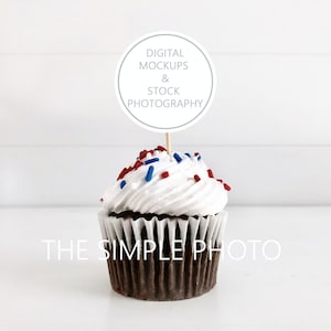 Mockup topper cupcake al cioccolato, mockup cupcake del 4 luglio, foto di cupcake, foto di cupcake, cupcake in stile, topper cupcake compleanno