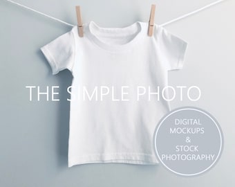 Camiseta blanca para niños, camiseta blanca blanca para niños, mockup de camiseta blanca, fondo de la camiseta para niños, maqueta de producto, fondo digital