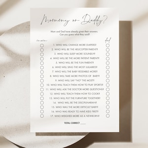 Puede incluir: Un juego imprimible para un baby shower o una revelación de género. El juego pide a los invitados que adivinen quién hará ciertas cosas, como cambiar más pañales o cantar más canciones de cuna, mamá o papá. El juego tiene un diseño en blanco y negro con las palabras "¡Mamá o Papá!" en la parte superior.