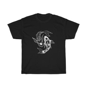 Puede incluir: Camiseta negra con un gr&aacute;fico blanco de dos peces koi nadando en c&iacute;rculo.