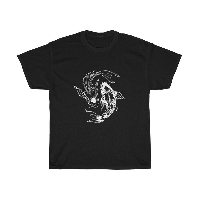 Puede incluir: Camiseta negra con un gr&aacute;fico blanco de dos peces koi nadando en c&iacute;rculo.
