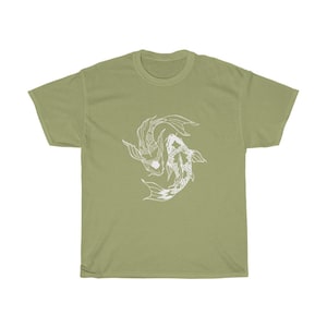 Puede incluir: Una camiseta verde claro con un gr&aacute;fico blanco de dos peces koi nadando en c&iacute;rculo.
