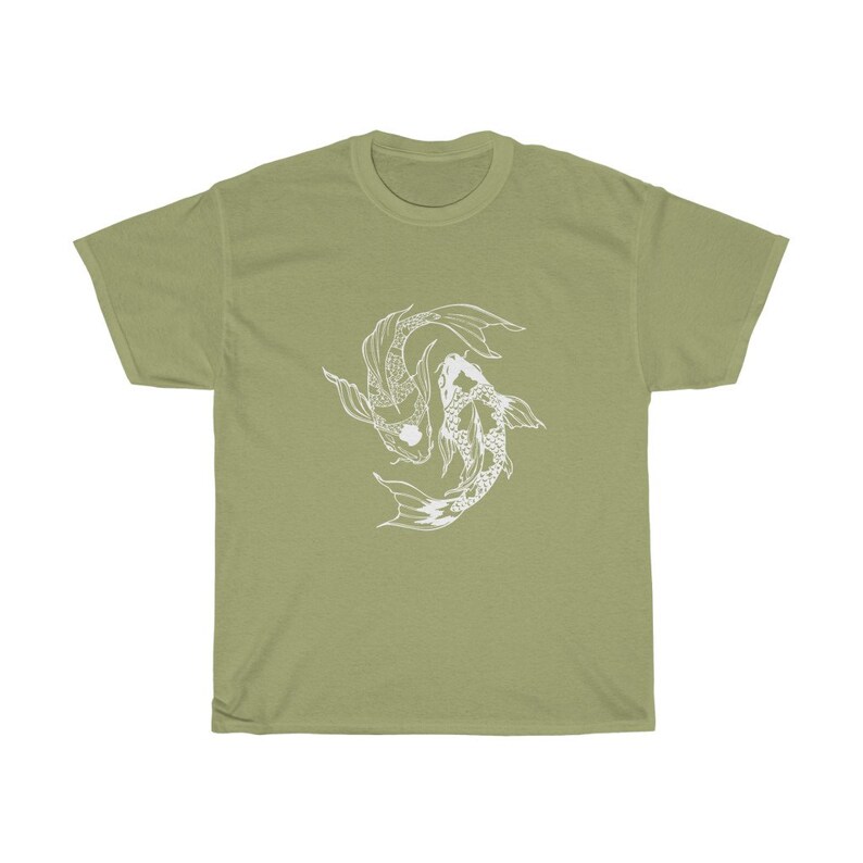 Puede incluir: Una camiseta verde claro con un gr&aacute;fico blanco de dos peces koi nadando en c&iacute;rculo.
