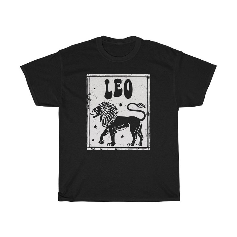 K&ouml;nnte beinhalten: Schwarzes T-Shirt mit einer wei&szlig;en Grafik eines L&ouml;wen und dem Wort "LEO" in einer Retro-Schrift.