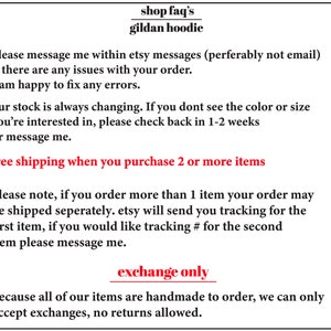 Pu&ograve; includere: Testo su sfondo bianco con le parole "shop faq's gildan hoodie" in alto. Il testo sotto spiega le politiche del negozio riguardanti la spedizione, i resi e gli scambi. Il testo include la frase "free shipping when you purchase 2 or more items".