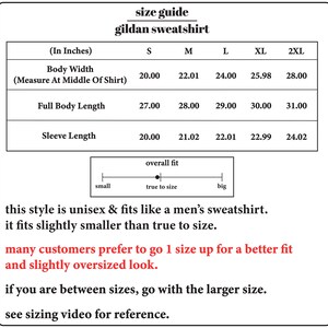 Pode incluir: Guia de tamanhos para uma camisola Gildan, mostrando as medidas em polegadas para a largura do corpo, o comprimento total do corpo e o comprimento da manga para os tamanhos S, M, L, XL e 2XL. O guia tamb&eacute;m observa que o estilo &eacute; unissex e se ajusta como uma camisola para homem, mas se ajusta ligeiramente mais pequeno do que o tamanho real. Muitos clientes preferem subir um tamanho para um melhor ajuste e um visual ligeiramente oversized.