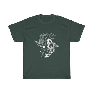Puede incluir: Una camiseta verde oscuro con un gr&aacute;fico blanco de dos peces koi nadando en c&iacute;rculo.