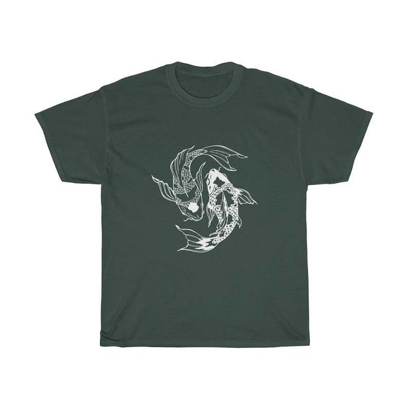 Puede incluir: Una camiseta verde oscuro con un gr&aacute;fico blanco de dos peces koi nadando en c&iacute;rculo.