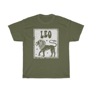 K&ouml;nnte beinhalten: Ein gr&uuml;nes T-Shirt mit einer wei&szlig;en Grafik im Vintage-Stil eines L&ouml;wen und dem Wort "LEO" in einer Retro-Schrift.