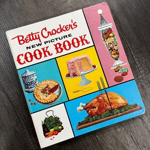 BEAUTIFUL 1961 Betty Crocker's New Picture Cook Book 1st Edition 3rd Printing Cookbook Vintage Recipes Binder