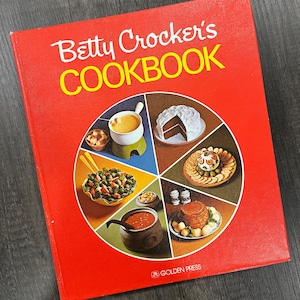 Betty Crocker&#39;s Binder Cookbook 1969 26th Printing 1976 Vintage Betty Crocker Cook Book with Pie Cover Golden Press