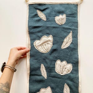 Floral Wall Quilt Embroidered Fabric Wall Hanging Abstract Flowers Linen Textile Wall Art Botanical Decor For Bedroom Fabric Nursery Art