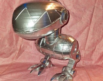 Figura impressa em 3D em tamanho real do Mouser das Tartarugas Ninja, cor prata metálica.