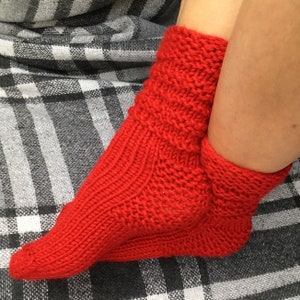 Simple socks knitting pattern . Hand knitting socks description . Knitting for beginner . How to knit socks .