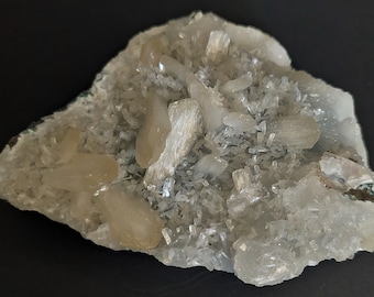 Mineralogía de estilbita sobre calcedonia azul 304 gr India