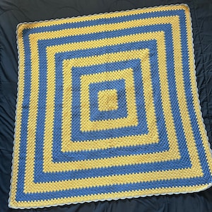 Manta de crochet azul y dorado
