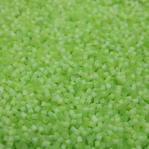 11/0 2 Cut Neon Green Satin, Perline di vetro esagonali ceche, Confezioni da 20/50/100 grammi, Ricamo, Creazione di gioielli. Perline vintage,