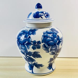 Vintage Blue and White Ginger Jar with Lid – Floral Porcelain Chinoiserie Vase – Mid Century Decorative Jar