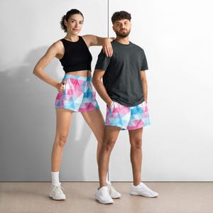 Puede incluir: Dos personas con pantalones cortos deportivos con un patrón geométrico en rosa, azul y blanco. Una persona lleva una camiseta sin mangas negra, la otra una camiseta gris oscuro. Ambos llevan zapatillas blancas.