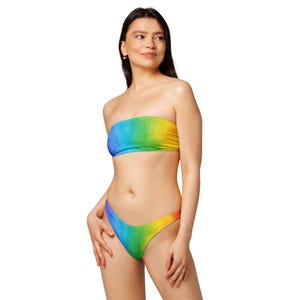 Biquíni Bandeau Arco-Íris: Conjunto de Maiô Reciclado do Orgulho LGBTQ+