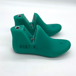 Kids Shoe Last: Plastic Boot Form for DIY Shoemaking (EU 31 / US Kids 13)