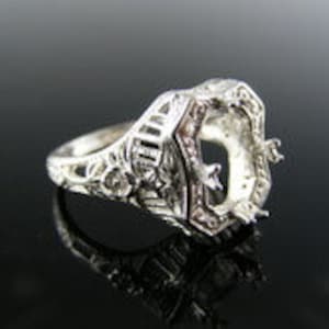 Puede incluir: Engaste de anillo de plata con un bisel de forma octogonal y detalles filigranados intrincados. El engaste está diseñado para sujetar una piedra preciosa u otro adorno.