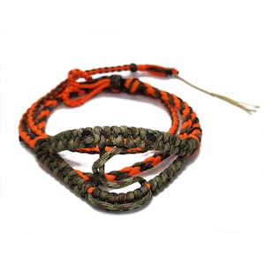 Op de afbeelding: Een gevlochten oranje en camouflage paracord sling met een lus aan het einde.
