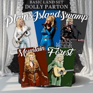 Puede incluir: Un conjunto de cinco tarjetas rectangulares tituladas Basic Land Set Dolly Parton. Cada tarjeta presenta una fotografía de Dolly Parton con diferentes atuendos y colores, etiquetadas como Plains, Island, Swamp, Mountain y Forest, con el texto Black Magick Proxies.