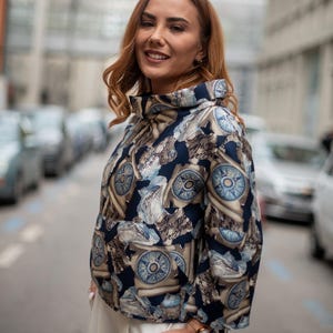 Blusa de seda morera / Blusa con estampado azul / Blusa elegante de seda / Pantalón ancho blanco a máquina / Blusa de seda con cuello / Blusa con bolsillo de sudadera