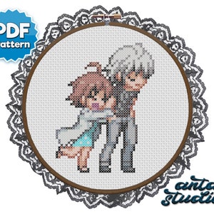 Puede incluir: Patrón de punto de cruz de una pareja, una chica con cabello castaño y un chico con cabello blanco, abrazándose. El patrón está en un aro de bordado blanco con un borde de encaje negro. El texto "anta studios" está en la esquina inferior derecha.