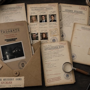 Puede incluir: Un kit de juego de misterio imprimible que incluye un sobre de papel marrón etiquetado como Evidence BK-2417, varios documentos de papel envejecido con texto en alemán como Fallakte, Inhaltsverzeichnis y Offene Fragen, una lupa y dos lápices.