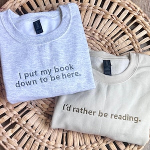 Sudadera bordada para amantes de los libros / Sudadera con cuello redondo y cita literaria