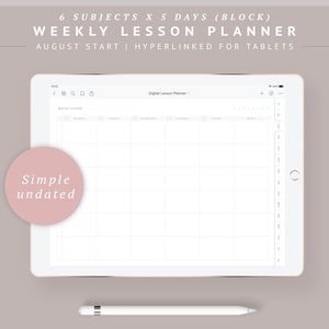 Puede incluir: Una plantilla de planificador de lecciones digital para tabletas. La plantilla está diseñada para un horario semanal con seis asignaturas y cinco días. La plantilla es simple y sin fecha. La plantilla se muestra en la pantalla de una tableta con un lápiz.