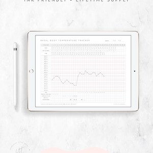 Peut inclure: Un suivi de temp&eacute;rature corporelle basale imprimable affich&eacute; sur l'&eacute;cran d'une tablette. Le suivi comporte une grille avec les dates et les temp&eacute;ratures, ainsi qu'un graphique pour le suivi des temp&eacute;ratures. Le texte "BASAL BODY TEMPERATURE TRACKER" est en haut de la page.