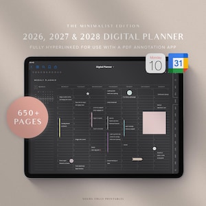 Puede incluir: Un planificador digital en una tableta, mostrando un calendario semanal con varias entradas. El texto en la pantalla dice "2026, 2027 & 2028 DIGITAL PLANNER" y "650+ PAGES". Diseñado para usar con una aplicación de anotación PDF.