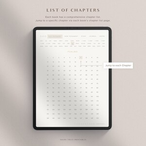 Pu&ograve; includere: Un tablet digitale che mostra un elenco di capitoli per il libro dei Salmi. L'elenco &egrave; organizzato in una griglia, con ogni numero di capitolo visualizzato in un quadrato bianco. Il tablet &egrave; su una superficie marrone chiaro. Il testo "Vai a ogni capitolo" &egrave; visualizzato in un riquadro bianco sul lato destro dello schermo.